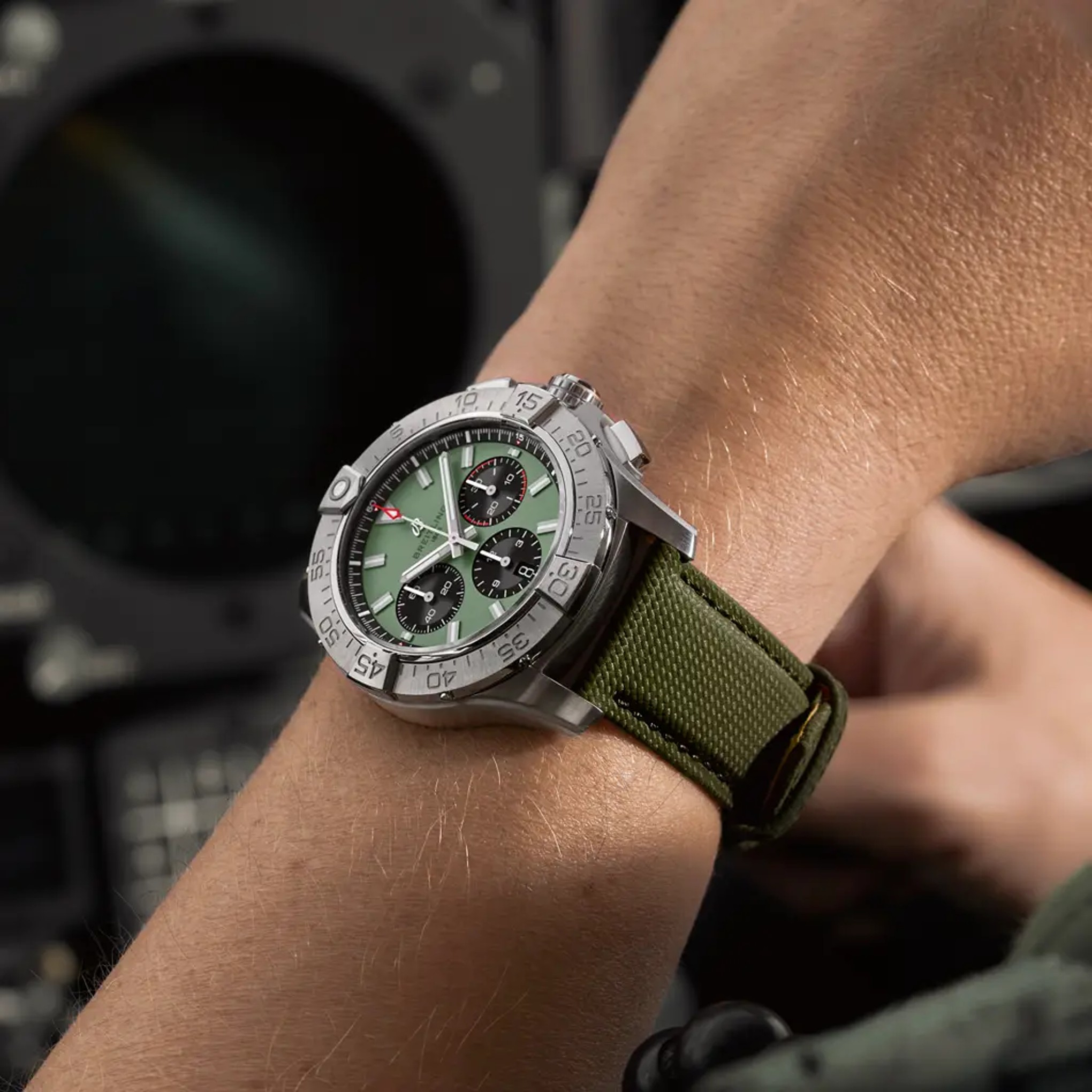Avenger B01 Chronograph 44 - AB0147101L1X1 - image 5